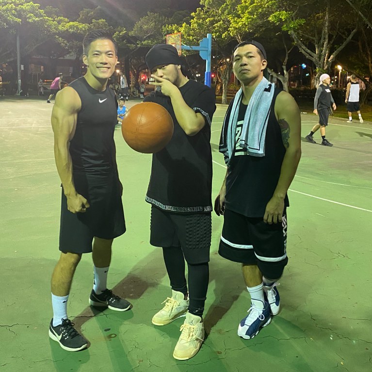 OFF-WHITE,OW,Nike,Air Jordan 4 周杰伦、潘玮柏同框晒情侣 OW x AJ4!谁的穿搭更好看?! OFF-WHITE,OW,Nike,Air Jordan 4 周杰伦、潘玮柏同框晒情侣 OW x AJ4!谁的穿搭更好看?!
