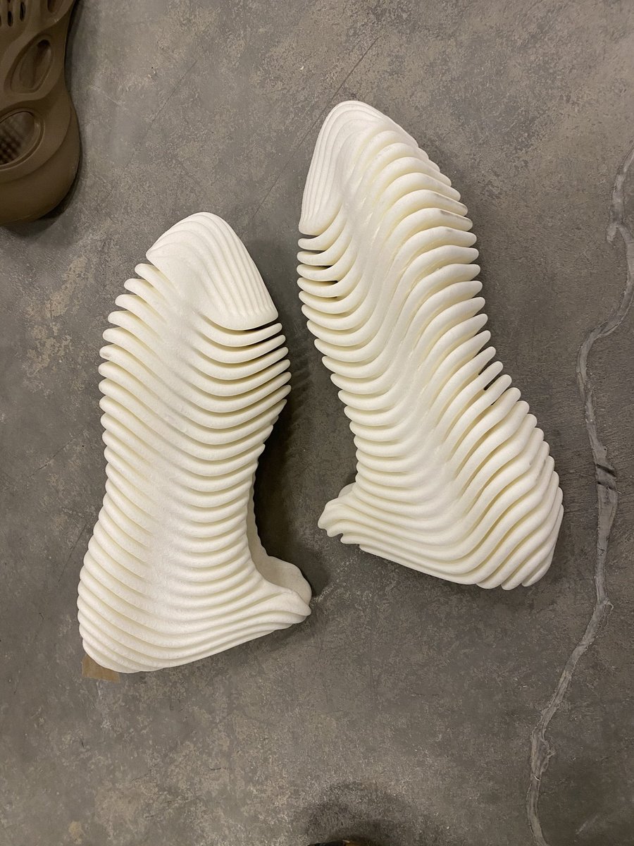 Yeezy,adidas 侃爷晒出近 300 双新鞋!Yeezy 史上首款联名鞋要来了! Yeezy,adidas 侃爷晒出近 300 双新鞋!Yeezy 史上首款联名鞋要来了!
