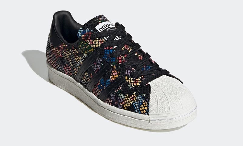 adidas Originals,SUPERSTAR,FW3 耳目一新的多彩蛇纹!为 50 周年庆生的这双贝壳头太帅了! adidas Originals,SUPERSTAR,FW3 耳目一新的多彩蛇纹!为 50 周年庆生的这双贝壳头太帅了!