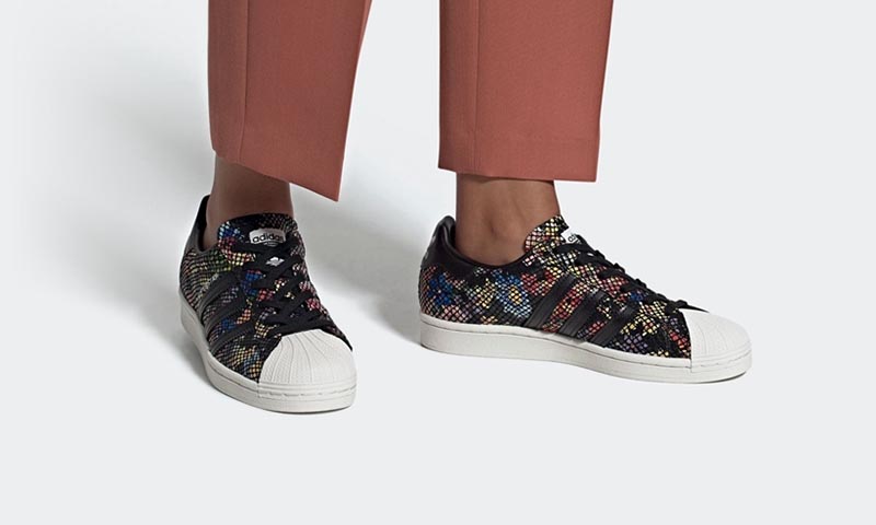 adidas Originals,SUPERSTAR,FW3 耳目一新的多彩蛇纹!为 50 周年庆生的这双贝壳头太帅了! adidas Originals,SUPERSTAR,FW3 耳目一新的多彩蛇纹!为 50 周年庆生的这双贝壳头太帅了!