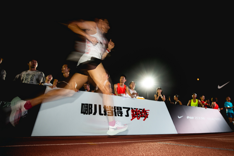 Nike 等了半年多 Nike 终于搞了件大事!小编一口气试了 4 双跑鞋! Nike 等了半年多 Nike 终于搞了件大事!小编一口气试了 4 双跑鞋!