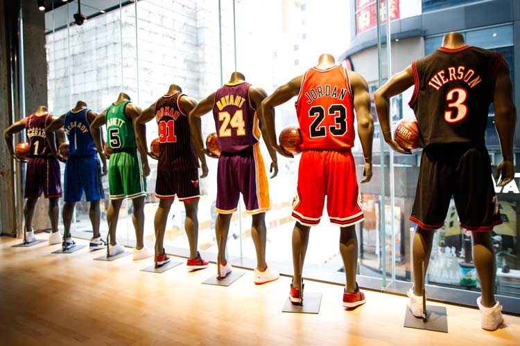 NBA 全球最大 NBA 旗舰店落户广州!球星卡组成的卡墙你见过吗? NBA 全球最大 NBA 旗舰店落户广州!球星卡组成的卡墙你见过吗?