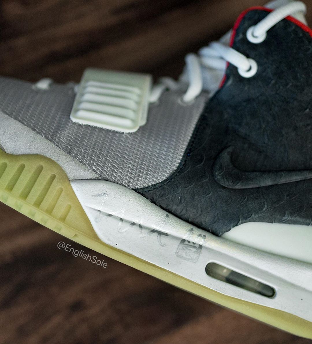 Nike,Air Yeezy 2 全世界只有一双的 Nike Air Yeezy 2!侃爷亲签亮了... Nike,Air Yeezy 2 全世界只有一双的 Nike Air Yeezy 2!侃爷亲签亮了...