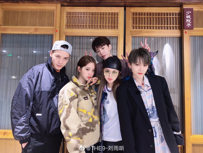 百万,直,男的,共同,女神,腿,长出,屏幕,看她, 百万直男的共同女神!腿长出屏幕!看她穿球鞋真让人挪不开眼! 百万,直,男的,共同,女神,腿,长出,屏幕,看她, 百万直男的共同女神!腿长出屏幕!看她穿球鞋真让人挪不开眼!
