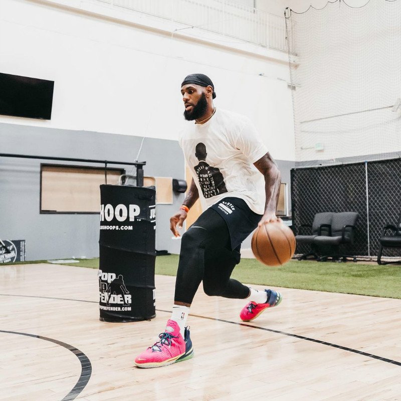 Nike.LBJ18,LeBron 18,Los Angel 詹姆斯与儿子一同训练!脚上的「洛杉矶之夜」超想要! Nike.LBJ18,LeBron 18,Los Angel 詹姆斯与儿子一同训练!脚上的「洛杉矶之夜」超想要!