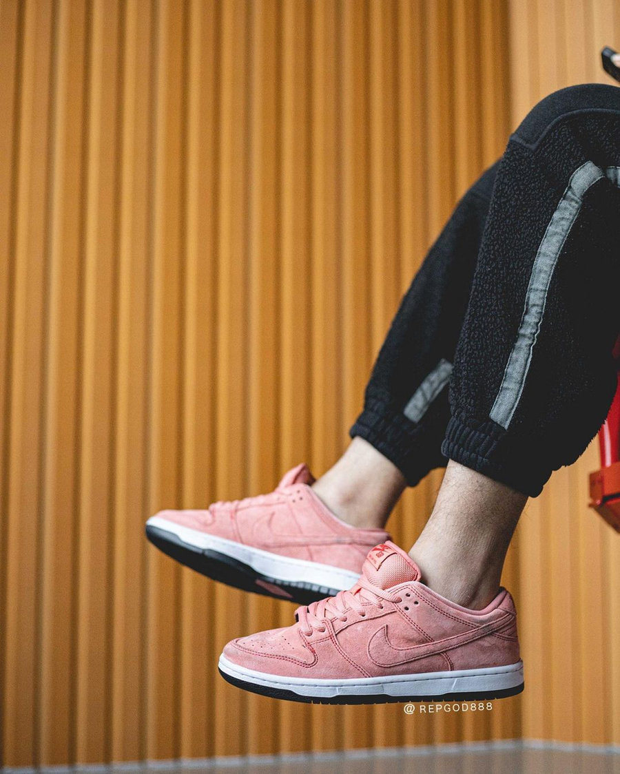 Dunk SB,Nike,CV1655-600 远看酷似粉丝绸!全新骚粉 Dunk SB 上脚图释出 Dunk SB,Nike,CV1655-600 远看酷似粉丝绸!全新骚粉 Dunk SB 上脚图释出