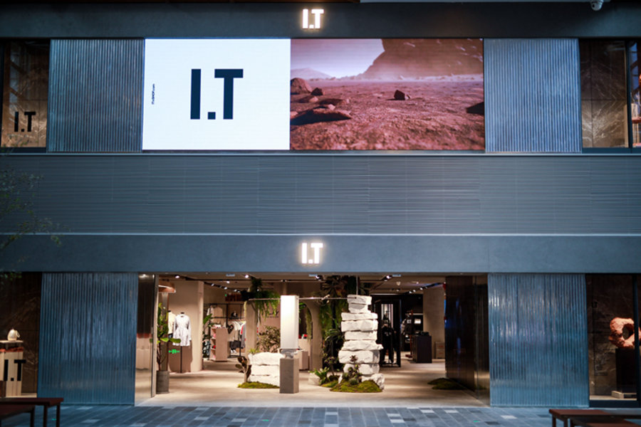 I.T,新天地旗舰店,BAPE 国内惊现 4.5 米 BAPE® 鲨鱼!大牌云集的潮流圣地再+1! I.T,新天地旗舰店,BAPE 国内惊现 4.5 米 BAPE® 鲨鱼!大牌云集的潮流圣地再+1!