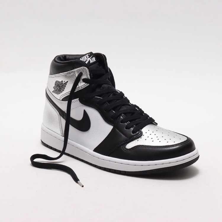 Air Jordan 1 High OG,WMNS,Silv 越看越想要!黑银脚趾 AJ1 上脚照曝光,下周五国内发售! Air Jordan 1 High OG,WMNS,Silv 越看越想要!黑银脚趾 AJ1 上脚照曝光,下周五国内发售!