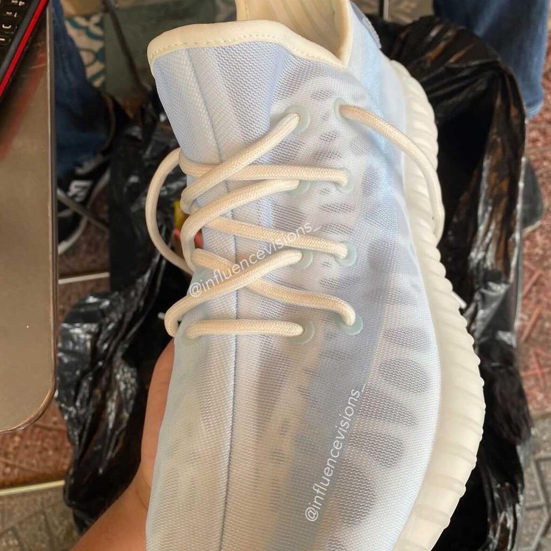 adidas,Yeezy 350 V2 洞洞鞋 Yeezy 350 V2 实物首次曝光!网友:这是离婚配色? adidas,Yeezy 350 V2 洞洞鞋 Yeezy 350 V2 实物首次曝光!网友:这是离婚配色?