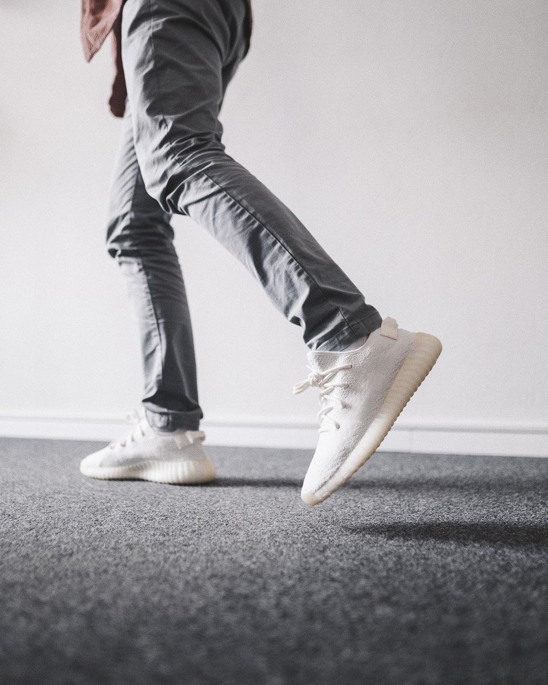 Yeezy 350 V2,adidas,发售 今夏必火!「纯白 2.0」Yeezy 350 V2 首度曝光!暗藏变色效果! Yeezy 350 V2,adidas,发售 今夏必火!「纯白 2.0」Yeezy 350 V2 首度曝光!暗藏变色效果!