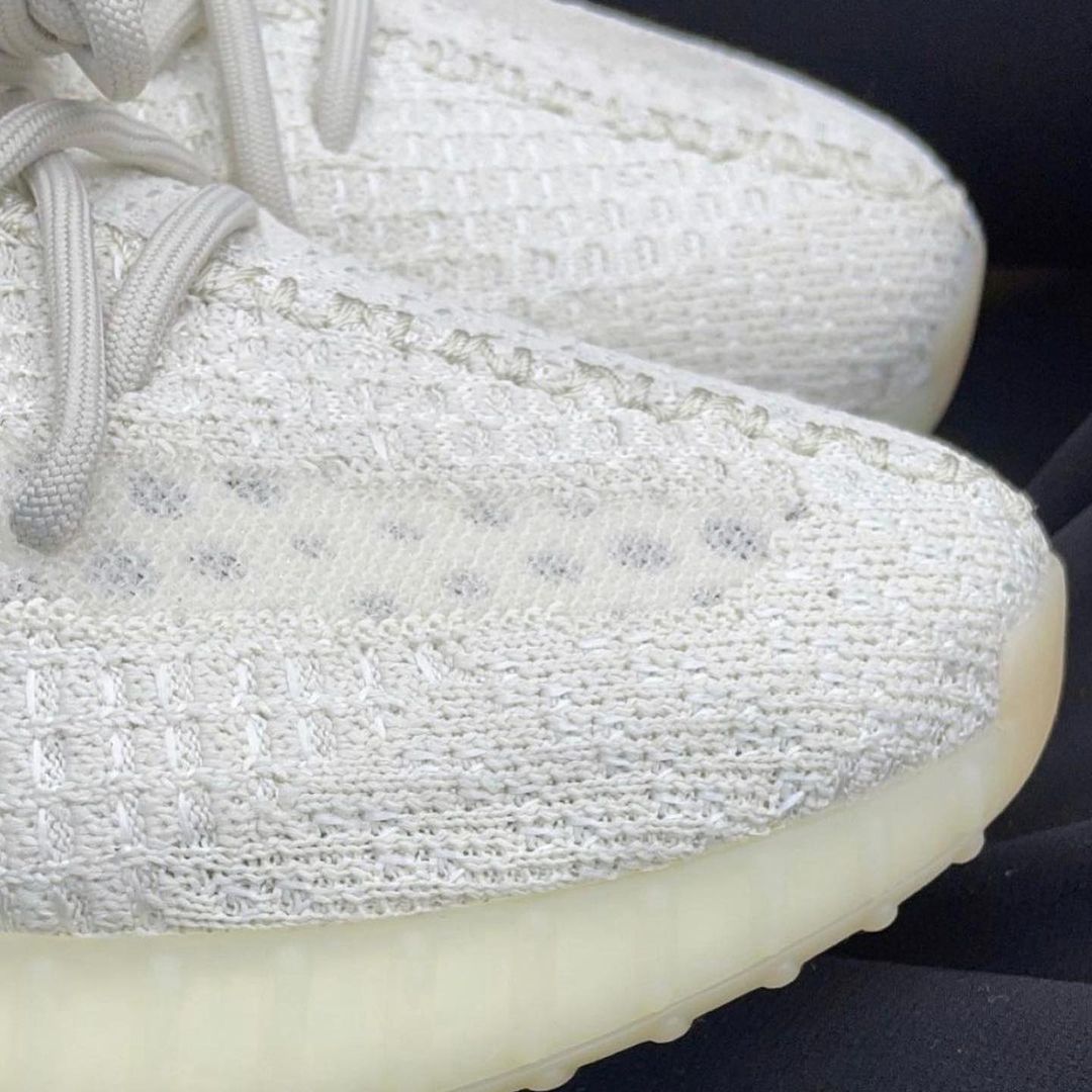 Yeezy,350 V2,Light 「纯白 2.0」 Yeezy 实物首次曝光!鞋面暗藏变色效果! Yeezy,350 V2,Light 「纯白 2.0」 Yeezy 实物首次曝光!鞋面暗藏变色效果!