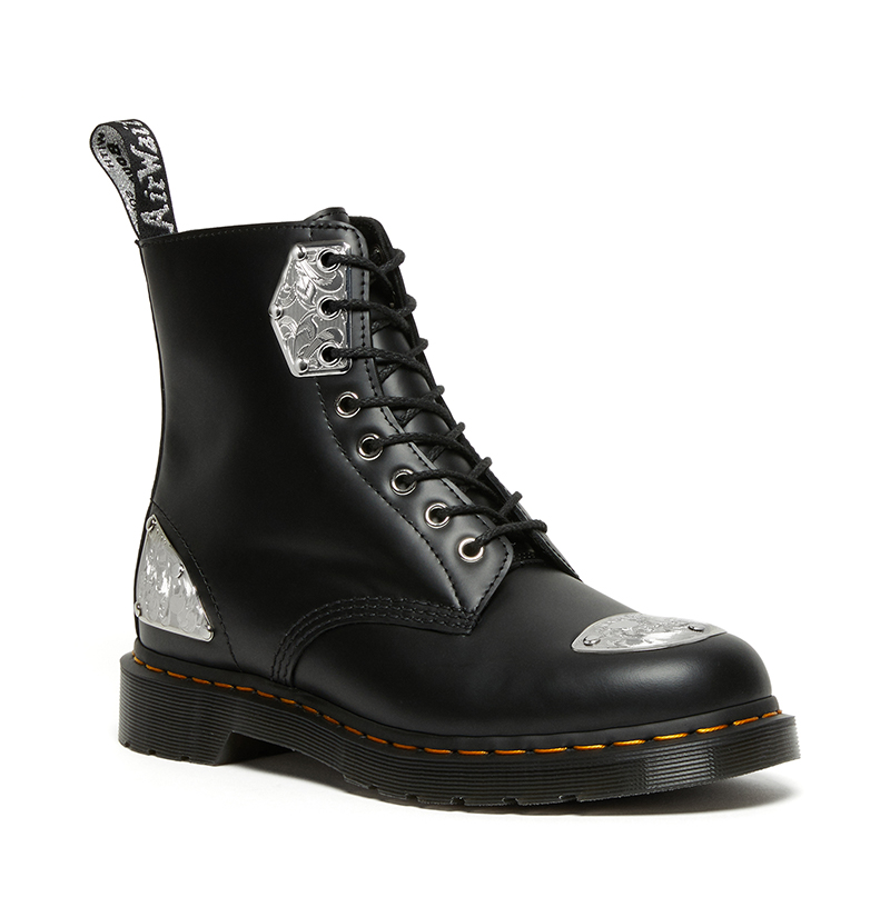 Dr. Martens 金属装饰太奢华!Dr. Martens 联名鞋想买的不只一双! Dr. Martens 金属装饰太奢华!Dr. Martens 联名鞋想买的不只一双!
