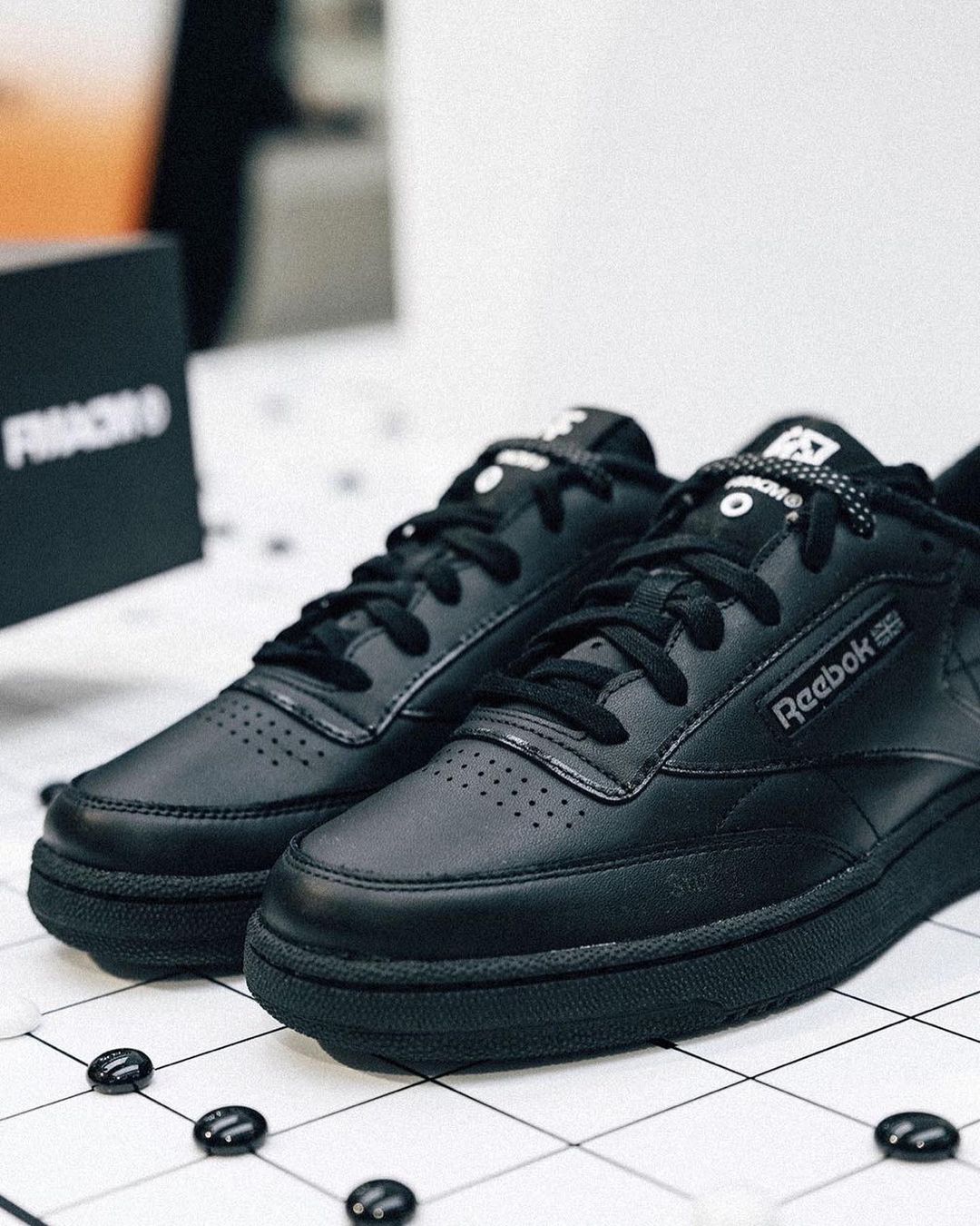 Reebok,FMACM 极简黑白配色!细节可不一般!全新 Reebok 联名现已发售! Reebok,FMACM 极简黑白配色!细节可不一般!全新 Reebok 联名现已发售!