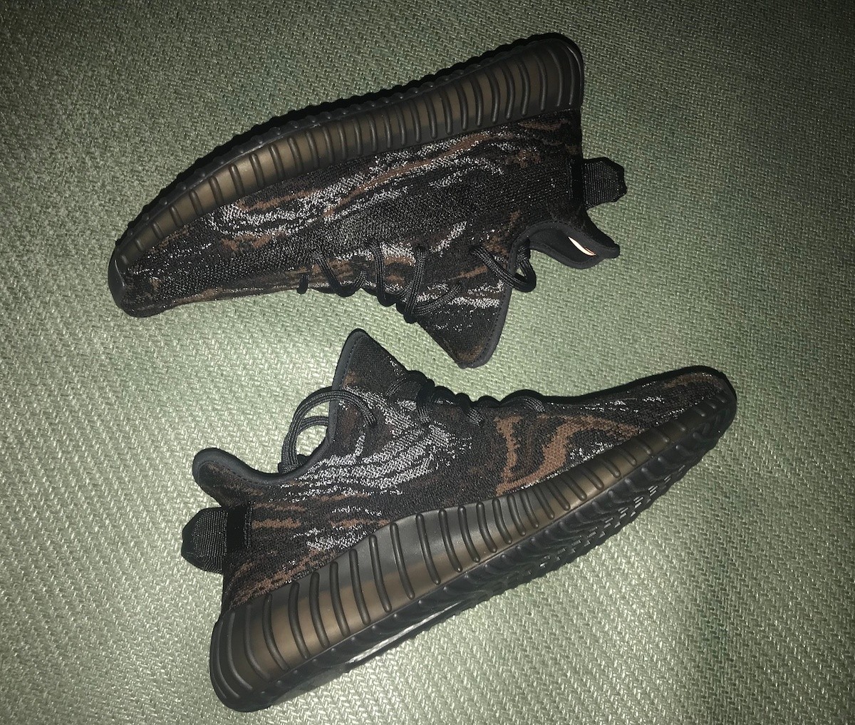 adidas,Yeezy 350 V2,MX Rock 大理石纹「黑天使」!全新配色 Yeezy 350 V2 实物首次曝光! adidas,Yeezy 350 V2,MX Rock 大理石纹「黑天使」!全新配色 Yeezy 350 V2 实物首次曝光!