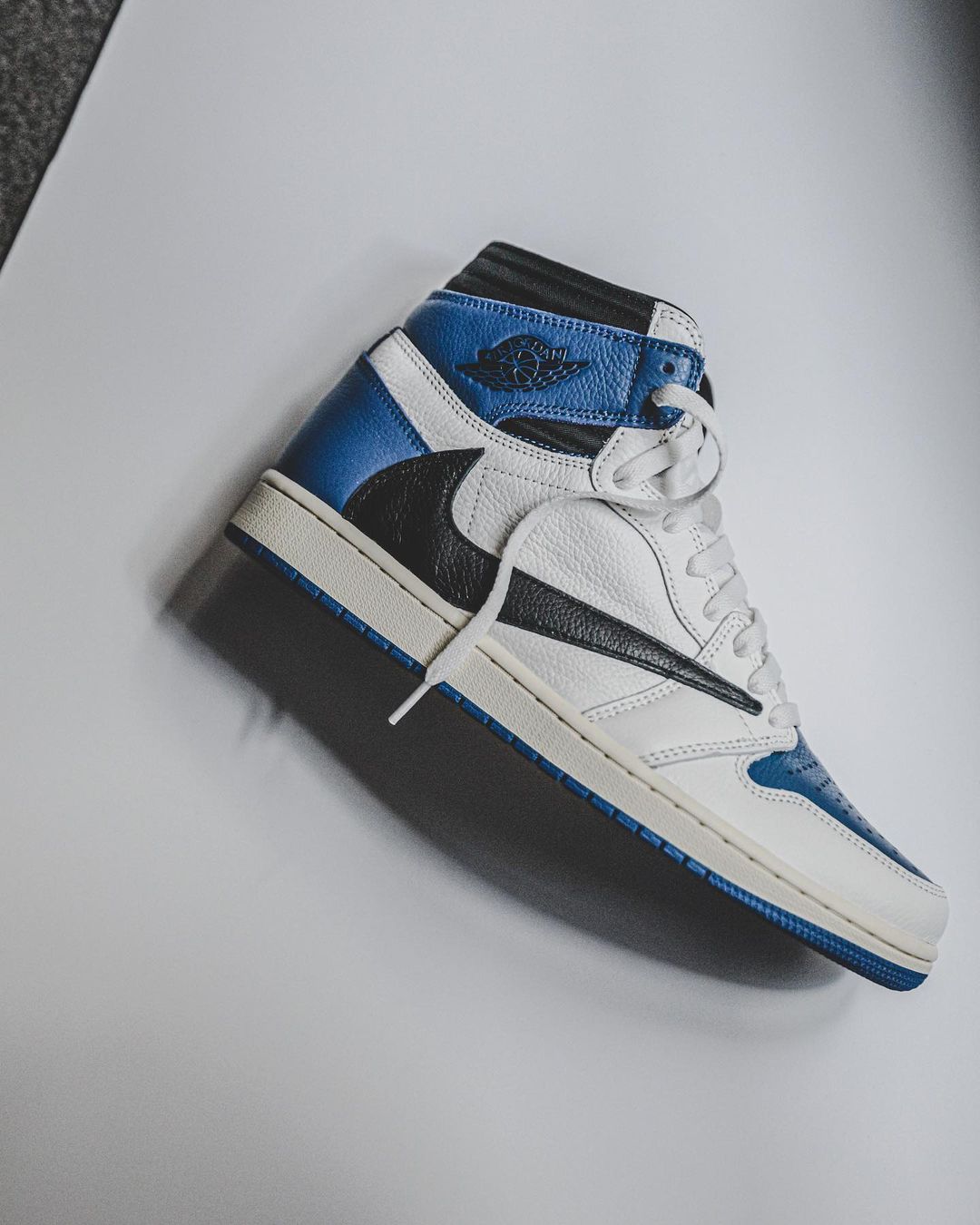 Travis Scott,fragment,Air Jord 市价飞涨!「闪电倒钩 」AJ1 实物美图来了!越看越想要! Travis Scott,fragment,Air Jord 市价飞涨!「闪电倒钩 」AJ1 实物美图来了!越看越想要!