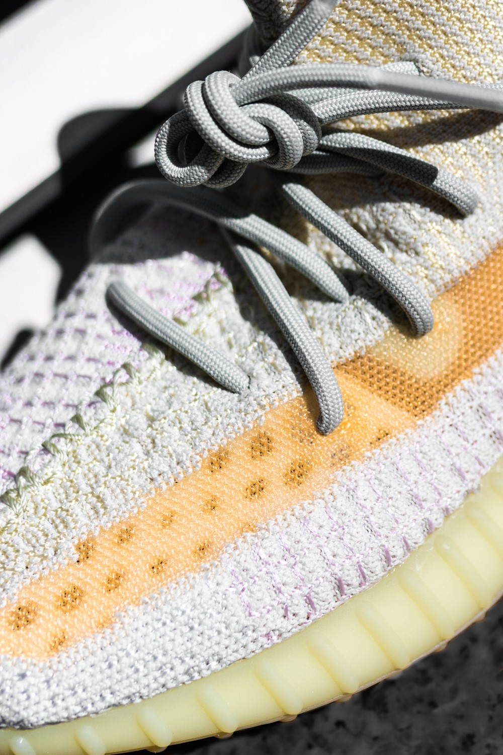 上脚,开箱,发售,adidas,Yeezy 350 V2 纯白秒变糖果色!首款变色 Yeezy 350 好看又好玩!登记最后一天! 上脚,开箱,发售,adidas,Yeezy 350 V2 纯白秒变糖果色!首款变色 Yeezy 350 好看又好玩!登记最后一天!