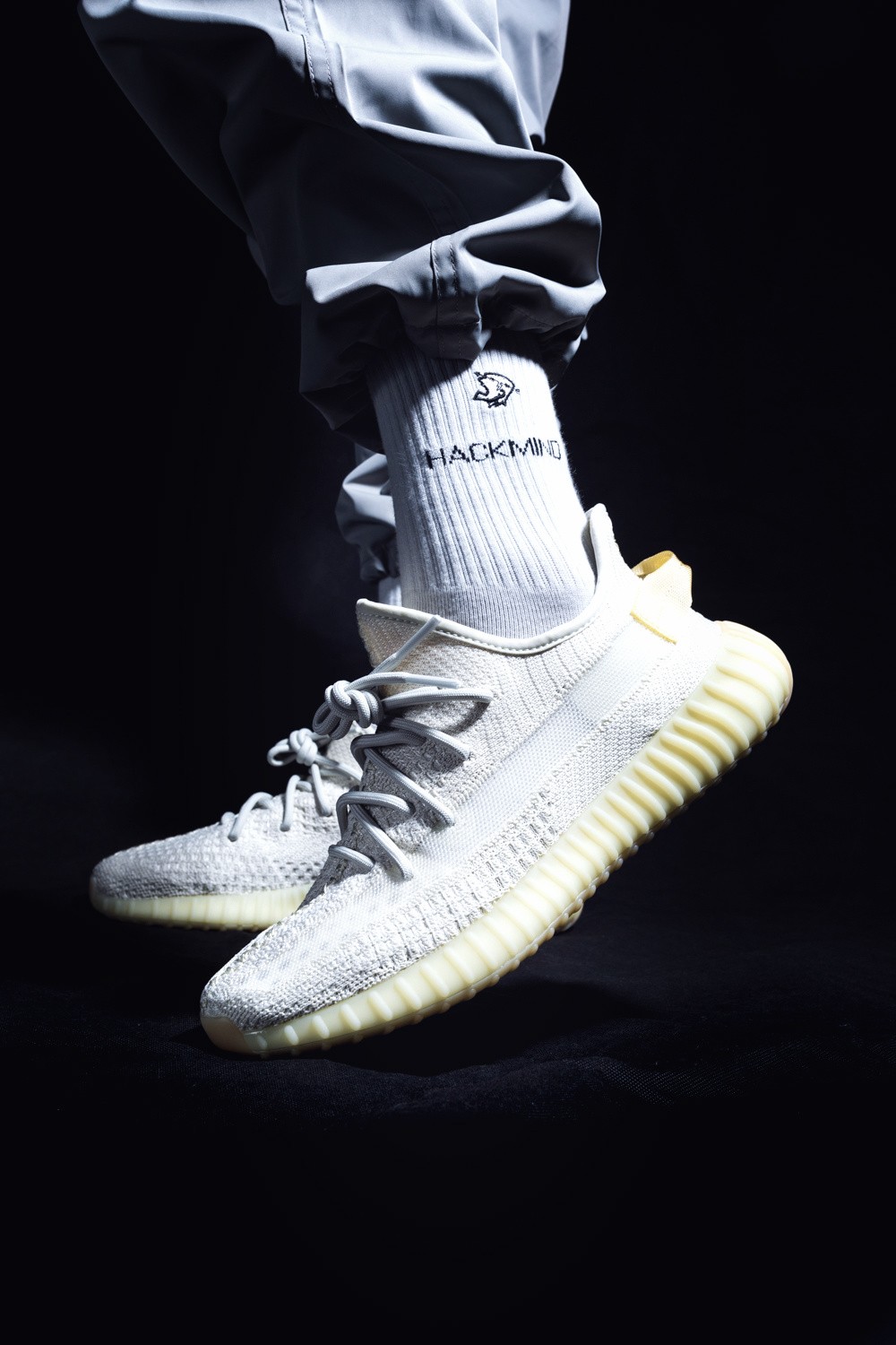 上脚,开箱,发售,adidas,Yeezy 350 V2 纯白秒变糖果色!首款变色 Yeezy 350 好看又好玩!登记最后一天! 上脚,开箱,发售,adidas,Yeezy 350 V2 纯白秒变糖果色!首款变色 Yeezy 350 好看又好玩!登记最后一天!