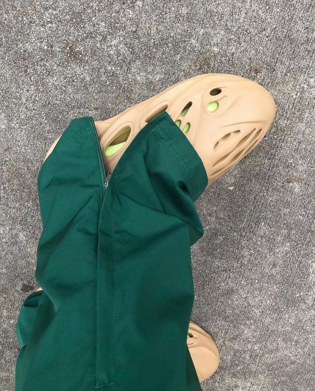 adidas,Yeezy,Foam Runner,Ochre 大地色 yyds!侃爷 Yeezy「洞洞鞋」新配色官图曝光,本月发售! adidas,Yeezy,Foam Runner,Ochre 大地色 yyds!侃爷 Yeezy「洞洞鞋」新配色官图曝光,本月发售!