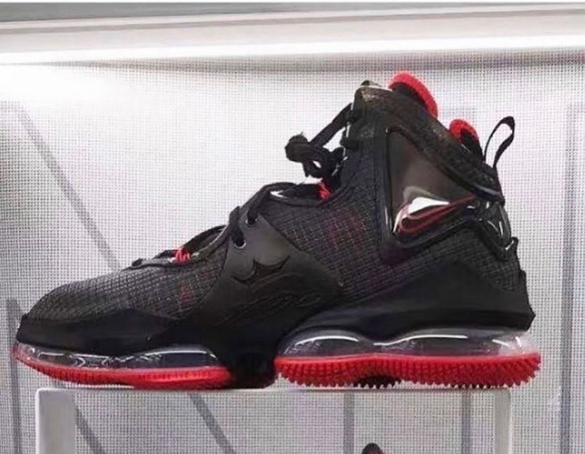 Nike,LeBron 19 十一发售?!全新黑红 LeBron 19 实物曝光! Nike,LeBron 19 十一发售?!全新黑红 LeBron 19 实物曝光!