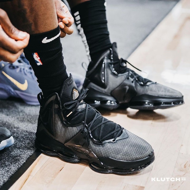 Nike,LeBron 19 十一发售?!全新黑红 LeBron 19 实物曝光! Nike,LeBron 19 十一发售?!全新黑红 LeBron 19 实物曝光!