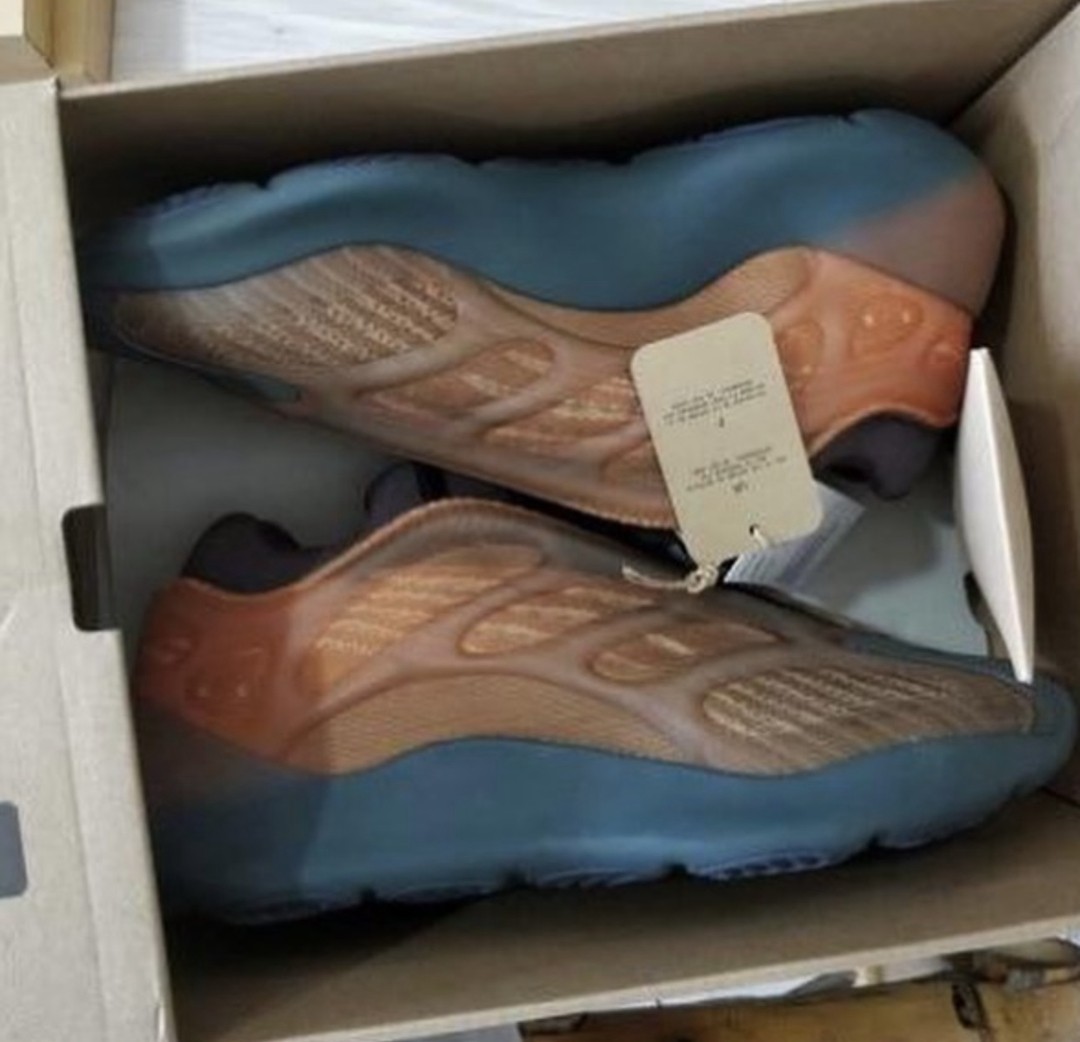 adidas,Yeezy 700 V3,Copper Fad 侃爷又玩「兵马俑」配色?!全新 Yeezy 700 V3 实物首次曝光! adidas,Yeezy 700 V3,Copper Fad 侃爷又玩「兵马俑」配色?!全新 Yeezy 700 V3 实物首次曝光!