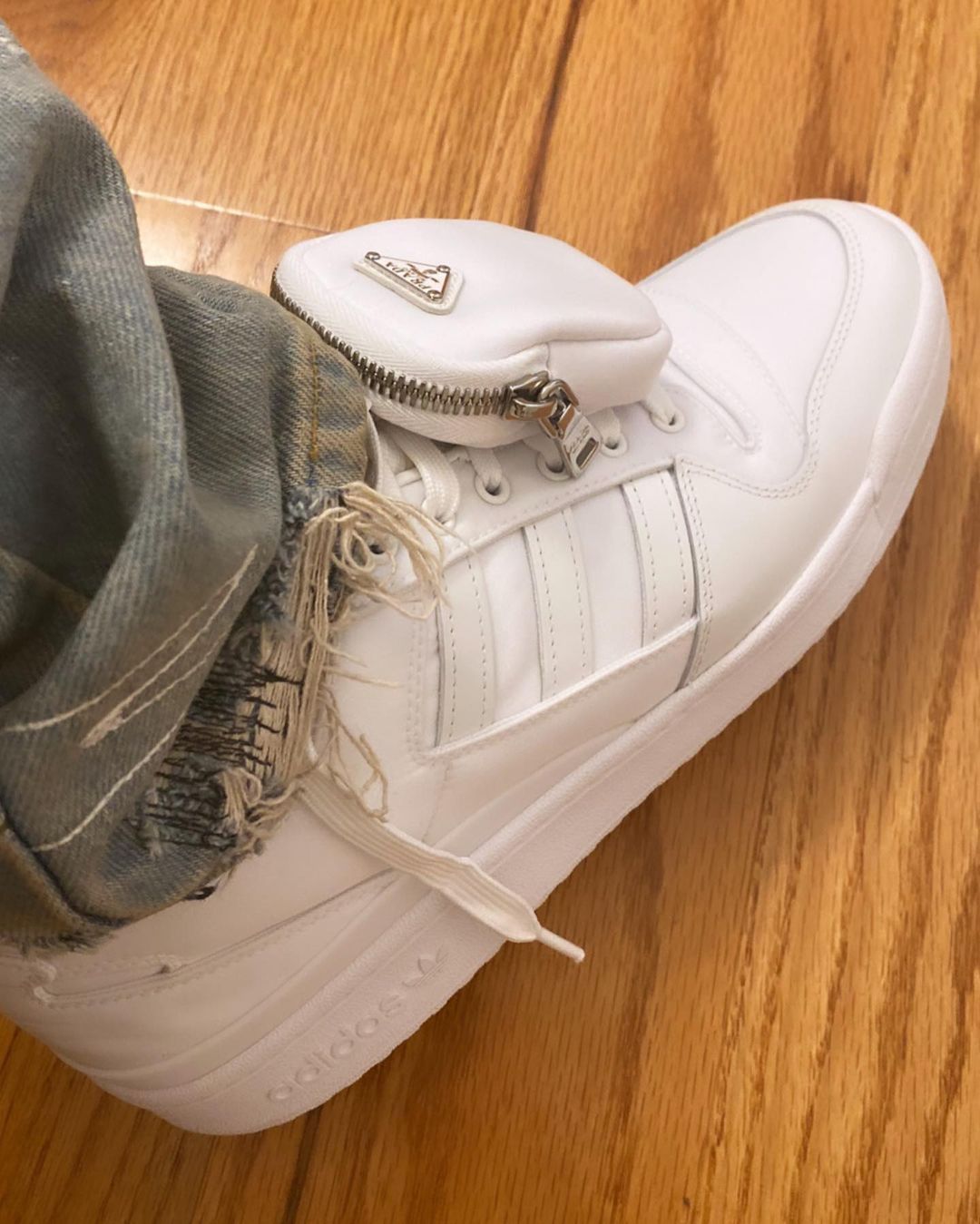 Prada,adidas,发售 近期最火鞋型!Prada x adidas 新鞋清晰实物曝光!又是球鞋带兜! Prada,adidas,发售 近期最火鞋型!Prada x adidas 新鞋清晰实物曝光!又是球鞋带兜!