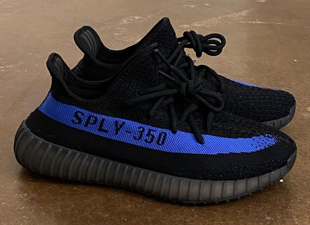 adidas,Yeezy Boost 350 V2,GY71 经典油漆条回归!黑蓝 Yeezy 350 V2 实物曝光! adidas,Yeezy Boost 350 V2,GY71 经典油漆条回归!黑蓝 Yeezy 350 V2 实物曝光!