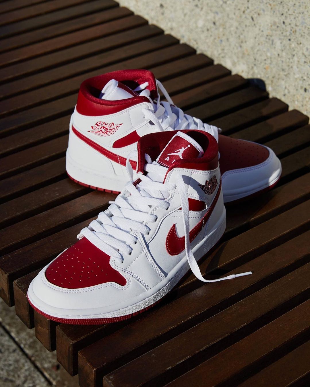 Nike,Air Jordan 1 Mid,Pomegran 经典白红装扮!全新 Air Jordan 1 酷似芝加哥! Nike,Air Jordan 1 Mid,Pomegran 经典白红装扮!全新 Air Jordan 1 酷似芝加哥!