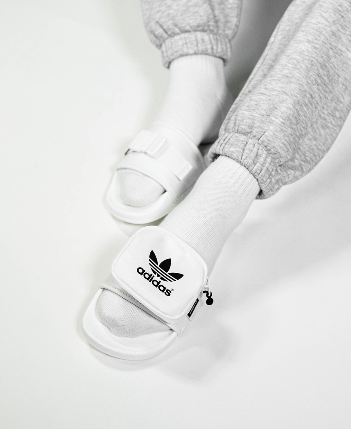adidas Originals,Pouchylette W 买百搭款拖鞋还送包?阿迪三叶草新品上脚图曝光! adidas Originals,Pouchylette W 买百搭款拖鞋还送包?阿迪三叶草新品上脚图曝光!