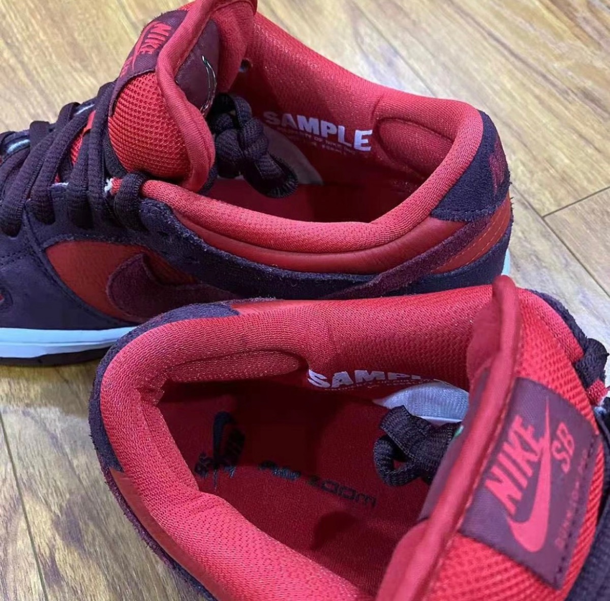 Nike,Dunk SB,DN3741-600,Cherry 酷似黑红!全新 Dunk SB “Cherry” 上脚照曝光! Nike,Dunk SB,DN3741-600,Cherry 酷似黑红!全新 Dunk SB “Cherry” 上脚照曝光!