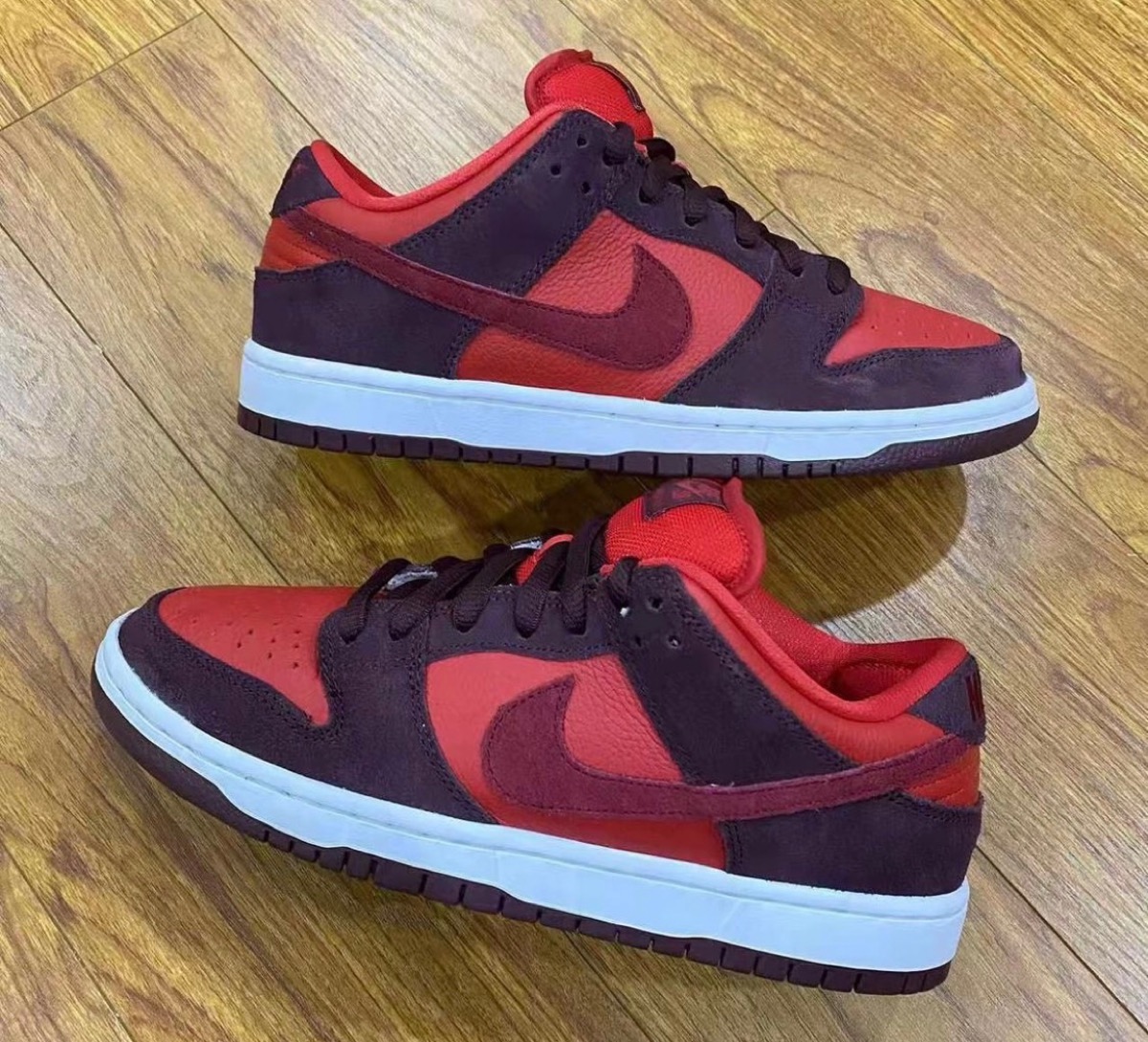 Nike,Dunk SB,DN3741-600,Cherry 酷似黑红!全新 Dunk SB “Cherry” 上脚照曝光! Nike,Dunk SB,DN3741-600,Cherry 酷似黑红!全新 Dunk SB “Cherry” 上脚照曝光!
