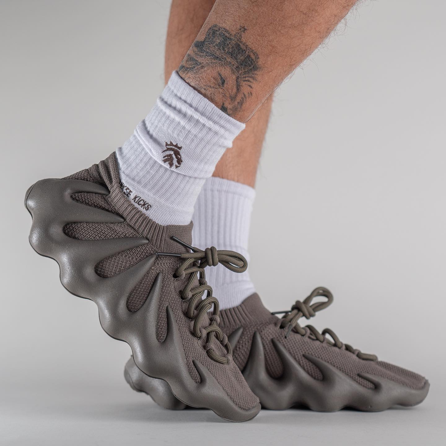 adidas,Yeezy 450,Brown 「酷灰」配色曝光!全新 Yeezy 450 上脚图来了! adidas,Yeezy 450,Brown 「酷灰」配色曝光!全新 Yeezy 450 上脚图来了!