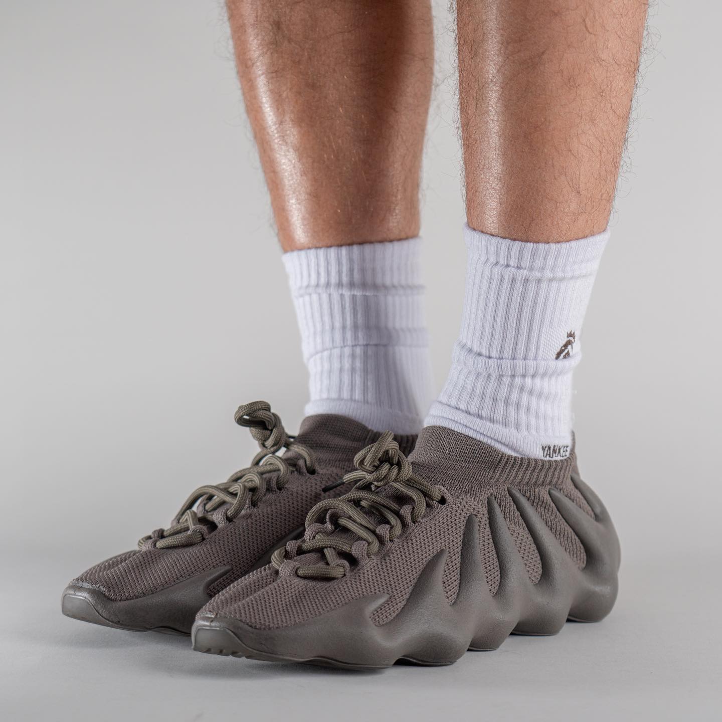 adidas,Yeezy 450,Brown 「酷灰」配色曝光!全新 Yeezy 450 上脚图来了! adidas,Yeezy 450,Brown 「酷灰」配色曝光!全新 Yeezy 450 上脚图来了!