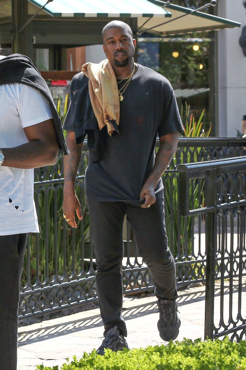Yeezy 500,adidas,发售,开箱,上脚 小姐姐穿太好看了!出必火的「黑武士」Yeezy 终于补货!速登记! Yeezy 500,adidas,发售,开箱,上脚 小姐姐穿太好看了!出必火的「黑武士」Yeezy 终于补货!速登记!