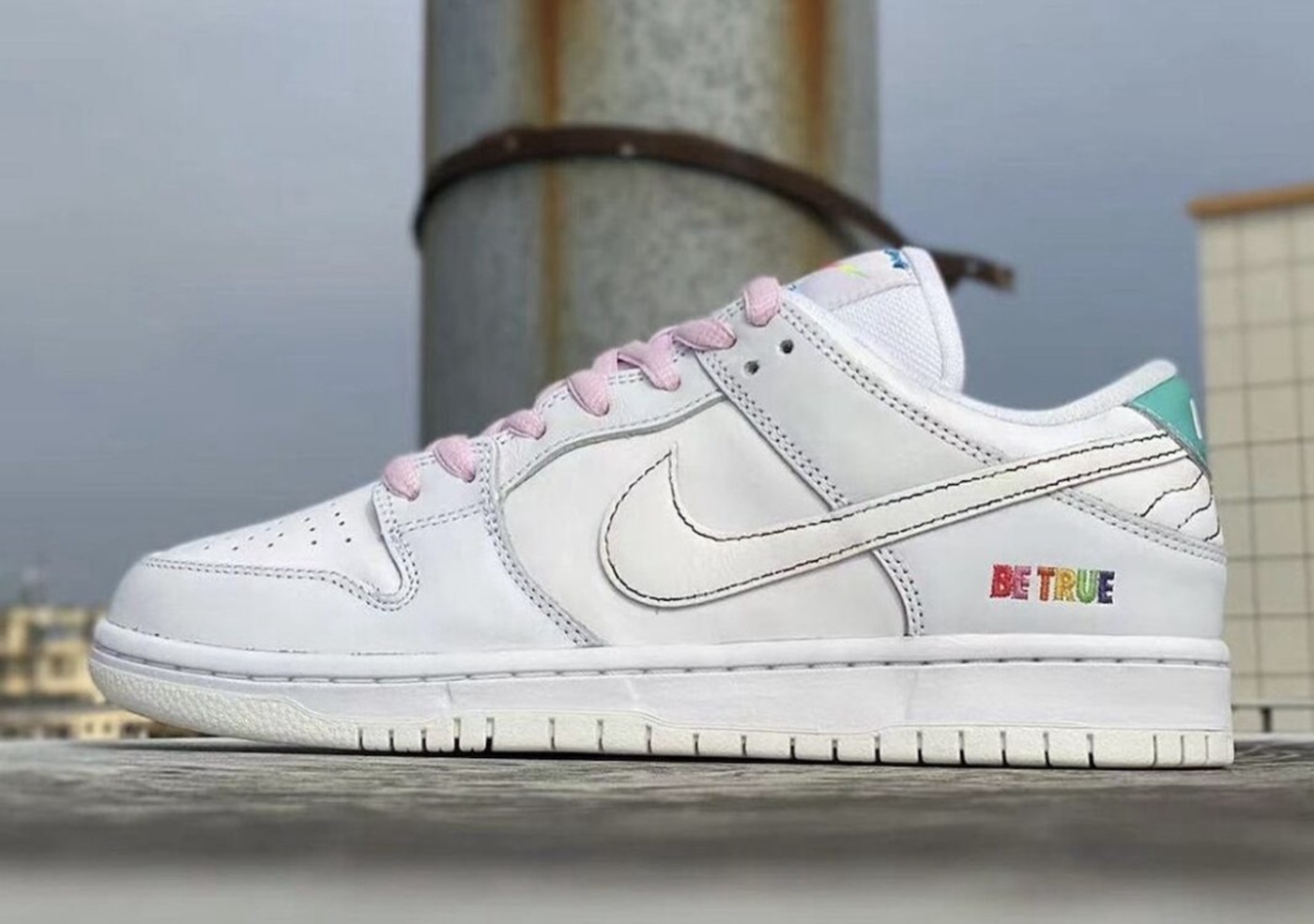 Nike,SB Dunk Low,Be True 彩虹渐变 + 手绘既视感!全新 SB Dunk Low 实物图曝光! Nike,SB Dunk Low,Be True 彩虹渐变 + 手绘既视感!全新 SB Dunk Low 实物图曝光!