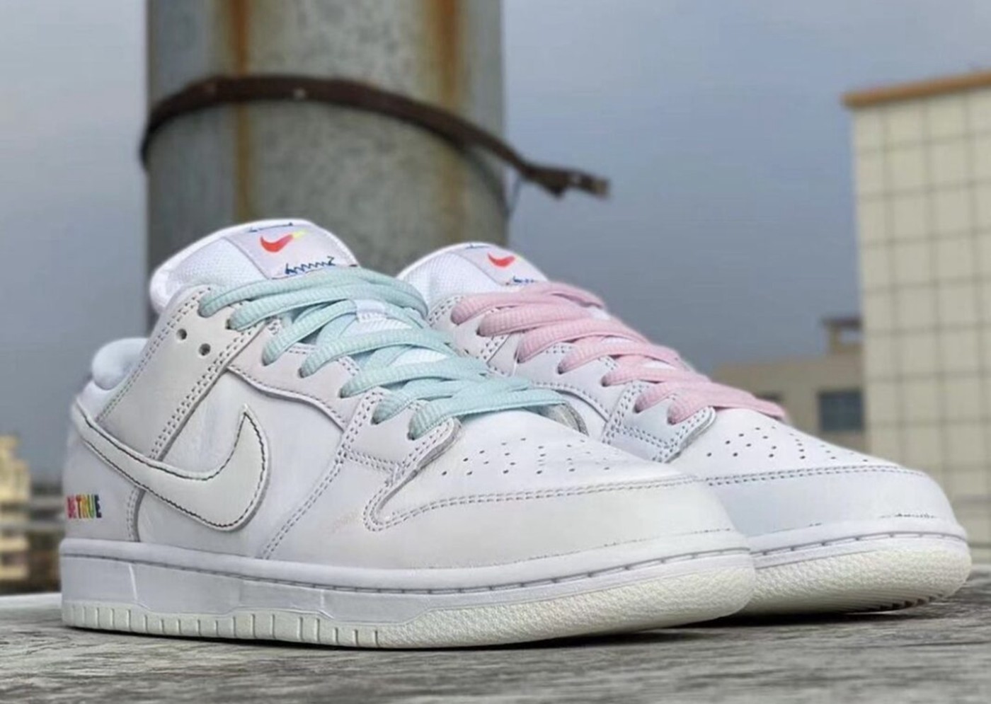 Nike,SB Dunk Low,Be True 彩虹渐变 + 手绘既视感!全新 SB Dunk Low 实物图曝光! Nike,SB Dunk Low,Be True 彩虹渐变 + 手绘既视感!全新 SB Dunk Low 实物图曝光!