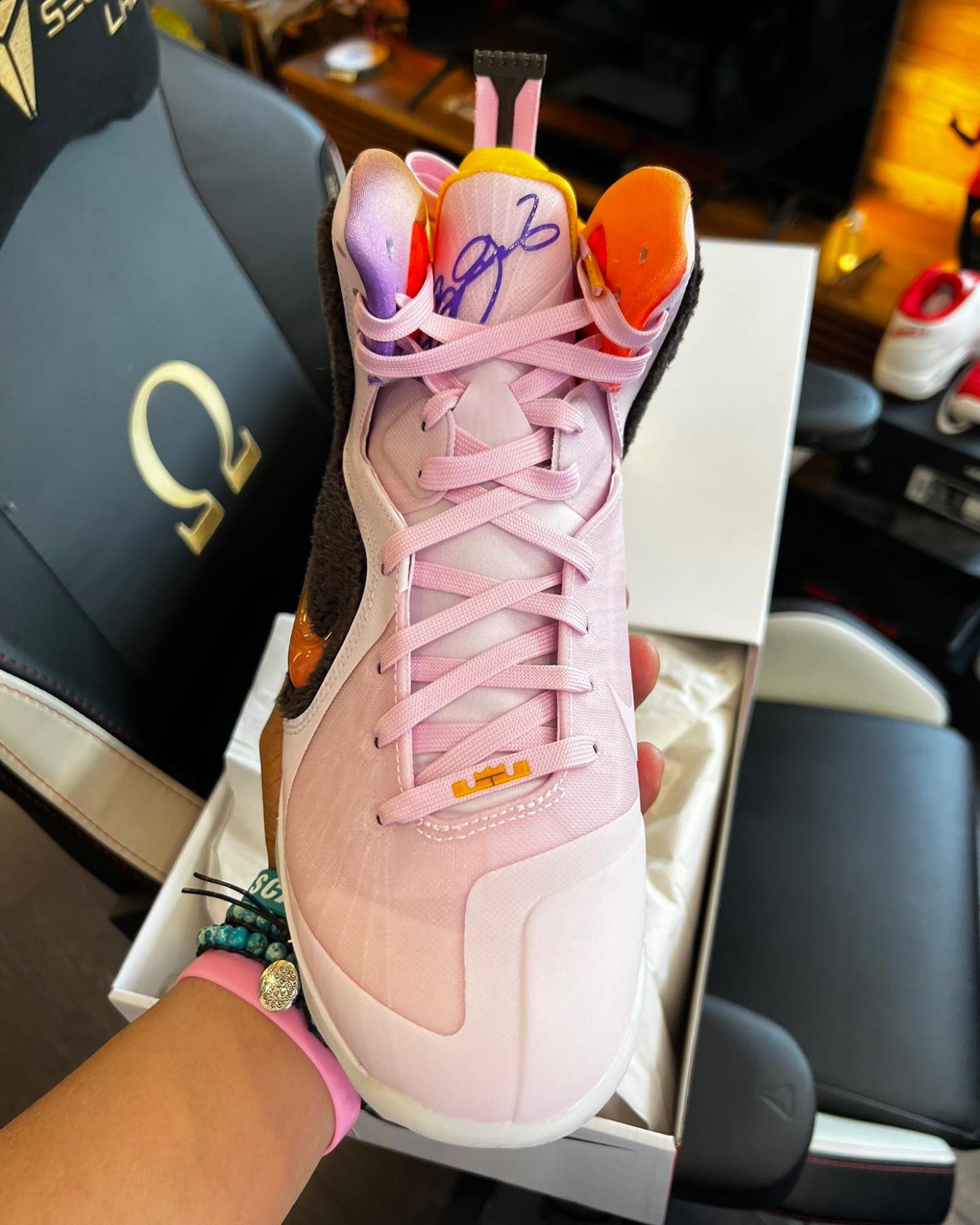 DJ3908-600,LeBron 9,Nike,LBJ9 DJ3908-600 下一双要市售的 LeBron 9 首度曝光!这颜值,你打几分? DJ3908-600,LeBron 9,Nike,LBJ9 DJ3908-600 下一双要市售的 LeBron 9 首度曝光!这颜值,你打几分?