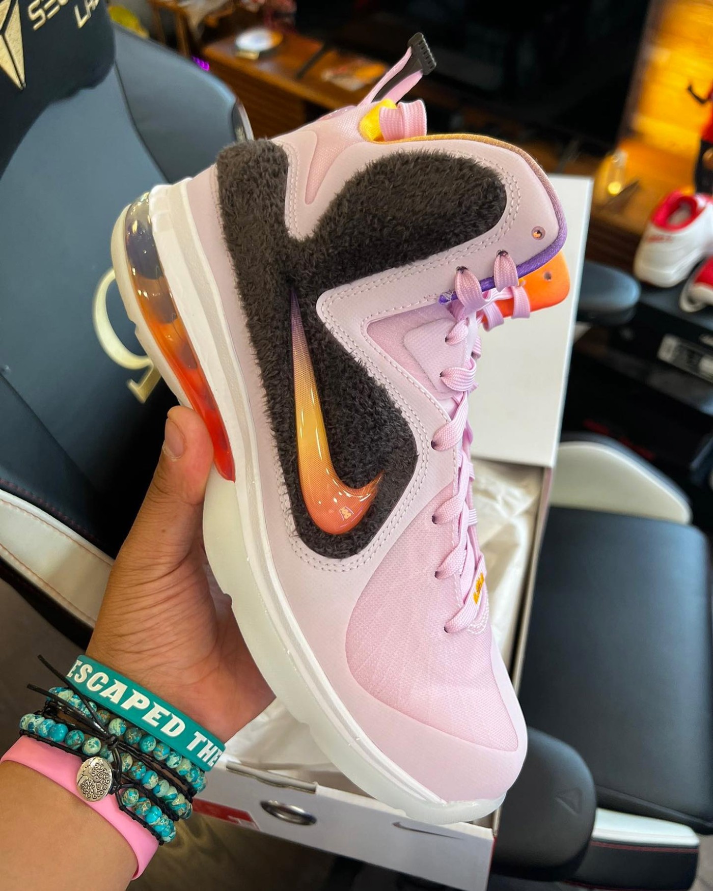 DJ3908-600,LeBron 9,Nike,LBJ9 DJ3908-600 下一双要市售的 LeBron 9 首度曝光!这颜值,你打几分? DJ3908-600,LeBron 9,Nike,LBJ9 DJ3908-600 下一双要市售的 LeBron 9 首度曝光!这颜值,你打几分?