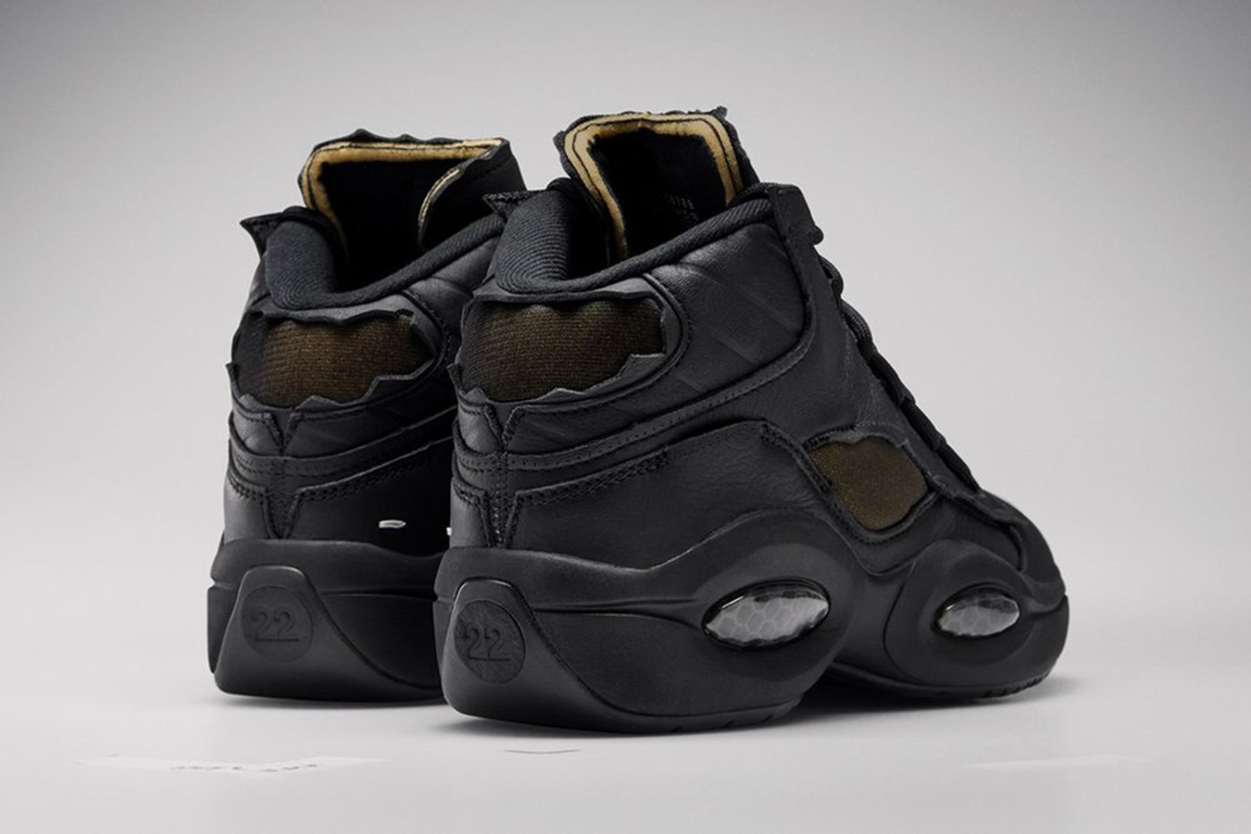 Maison Margiela,Reebok,Questio 解构风 + 极简黑白!Maison Margiela 全新联名官图曝光! Maison Margiela,Reebok,Questio 解构风 + 极简黑白!Maison Margiela 全新联名官图曝光!