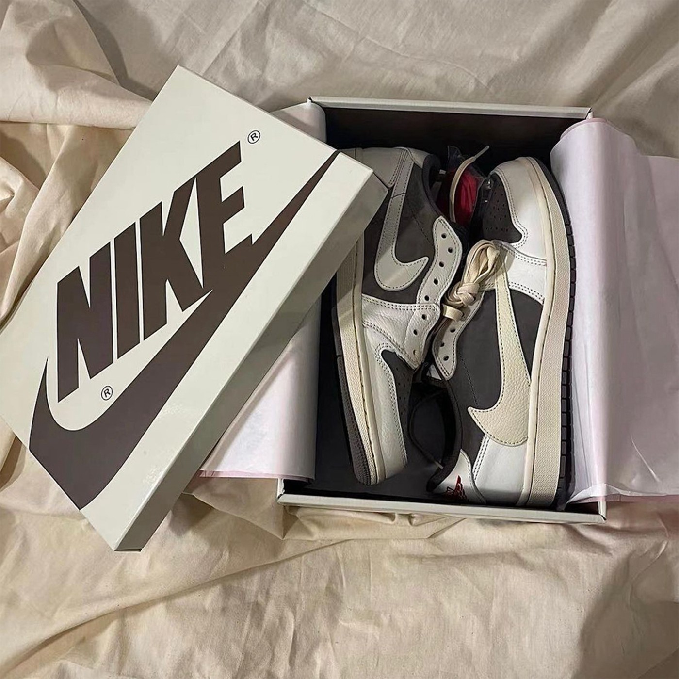 Travis Scott,Air Jordan 1 Low 发售日期终于确定!反转摩卡倒钩 TS x AJ1 要来了! Travis Scott,Air Jordan 1 Low 发售日期终于确定!反转摩卡倒钩 TS x AJ1 要来了!
