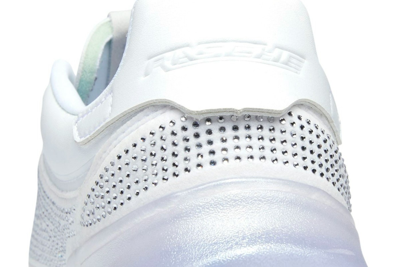 Très Rasché,Reebok,Club C 全新「联名镶钻小白鞋」曝光!网友:差点给我闪瞎了! Très Rasché,Reebok,Club C 全新「联名镶钻小白鞋」曝光!网友:差点给我闪瞎了!