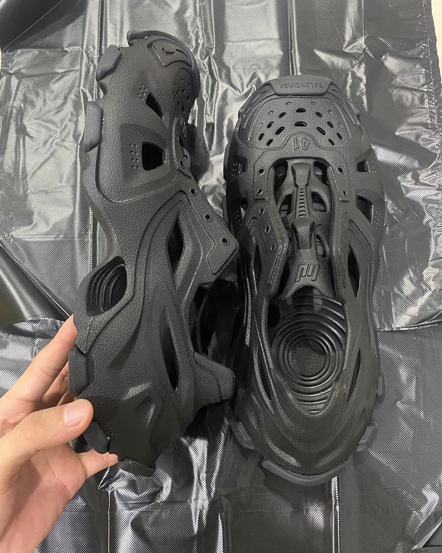 巴黎世家,Balenciaga 巴黎世家也出洞洞鞋了!「撞脸」李宁 12 年前老鞋?! 巴黎世家,Balenciaga 巴黎世家也出洞洞鞋了!「撞脸」李宁 12 年前老鞋?!