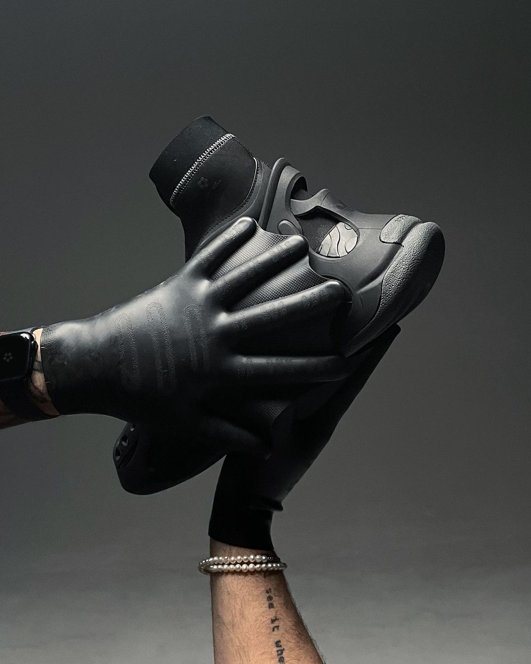OZLUCENT,Mr. Bailey,adidas  这造型敢买不敢穿!阿迪「联名洞洞鞋」够科幻! OZLUCENT,Mr. Bailey,adidas  这造型敢买不敢穿!阿迪「联名洞洞鞋」够科幻!