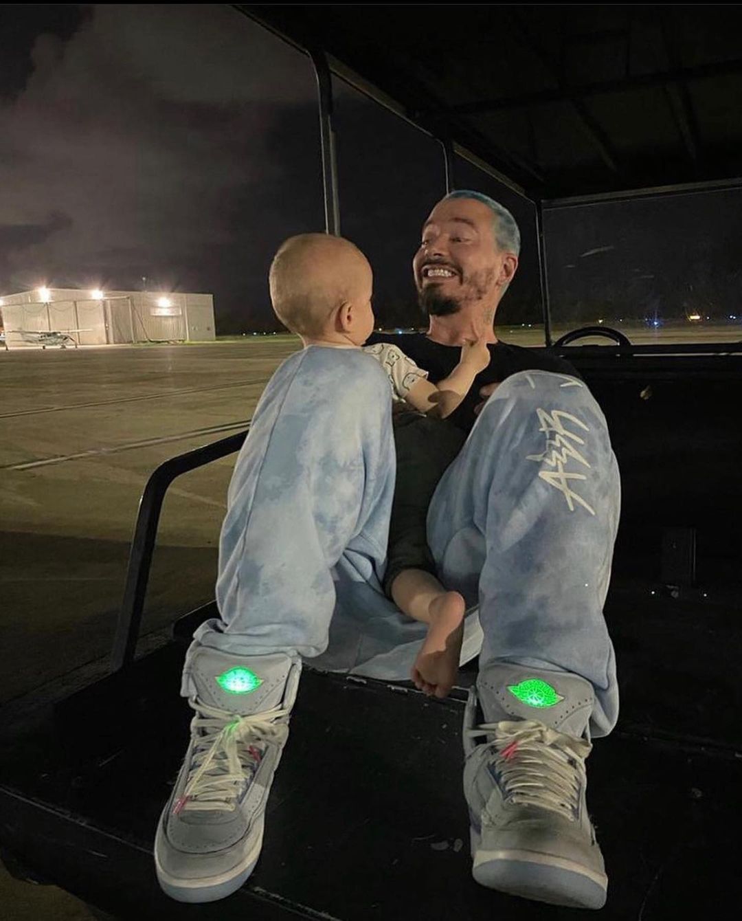 J Balvin,AJ,Air Jordan 2 真是 LED 灯!这双 AJ 联名帅到我了!还有全套服饰! J Balvin,AJ,Air Jordan 2 真是 LED 灯!这双 AJ 联名帅到我了!还有全套服饰!