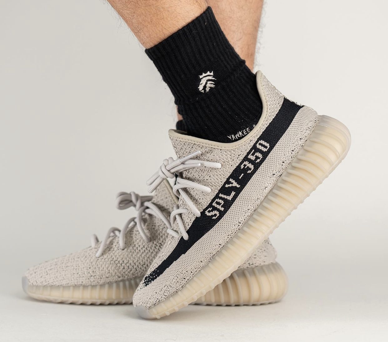 adidas,Yeezy Boost 350 V2,Slat 发售日期有了!「芝麻油漆条」最新实物上脚曝光! adidas,Yeezy Boost 350 V2,Slat 发售日期有了!「芝麻油漆条」最新实物上脚曝光!