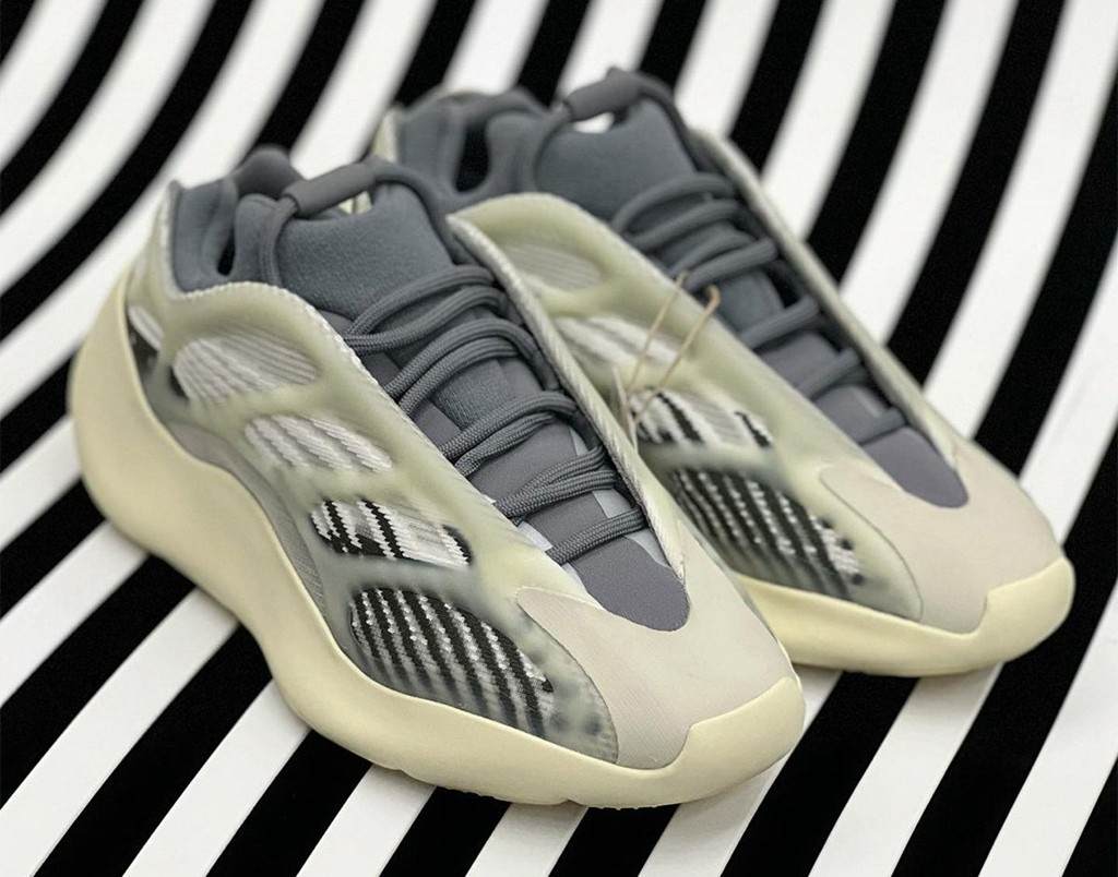 Yeezy 700 V3,Fade Salt 全新「斑马」Yeezy 实物再次曝光!下月就发售! Yeezy 700 V3,Fade Salt 全新「斑马」Yeezy 实物再次曝光!下月就发售!