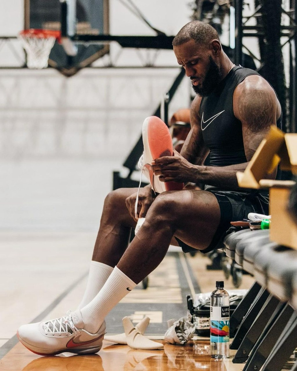 NBA,詹姆斯,东契奇,库里,UA,Nike,Air Jor 今年最激烈「球鞋大战」打响!国产真把 Nike 逼急了!终于祭出压箱底大招…… NBA,詹姆斯,东契奇,库里,UA,Nike,Air Jor 今年最激烈「球鞋大战」打响!国产真把 Nike 逼急了!终于祭出压箱底大招……