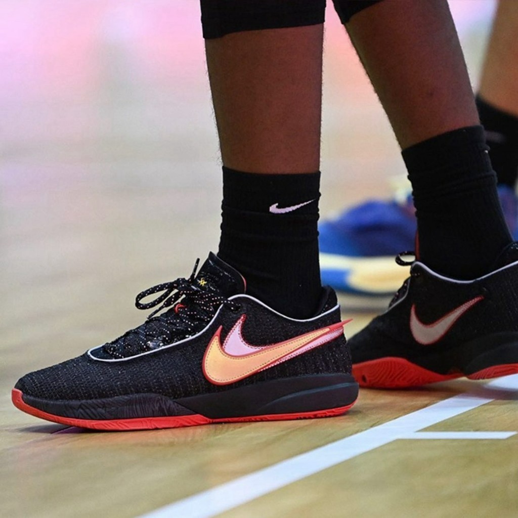 NBA,詹姆斯,东契奇,库里,UA,Nike,Air Jor 今年最激烈「球鞋大战」打响!国产真把 Nike 逼急了!终于祭出压箱底大招…… NBA,詹姆斯,东契奇,库里,UA,Nike,Air Jor 今年最激烈「球鞋大战」打响!国产真把 Nike 逼急了!终于祭出压箱底大招……