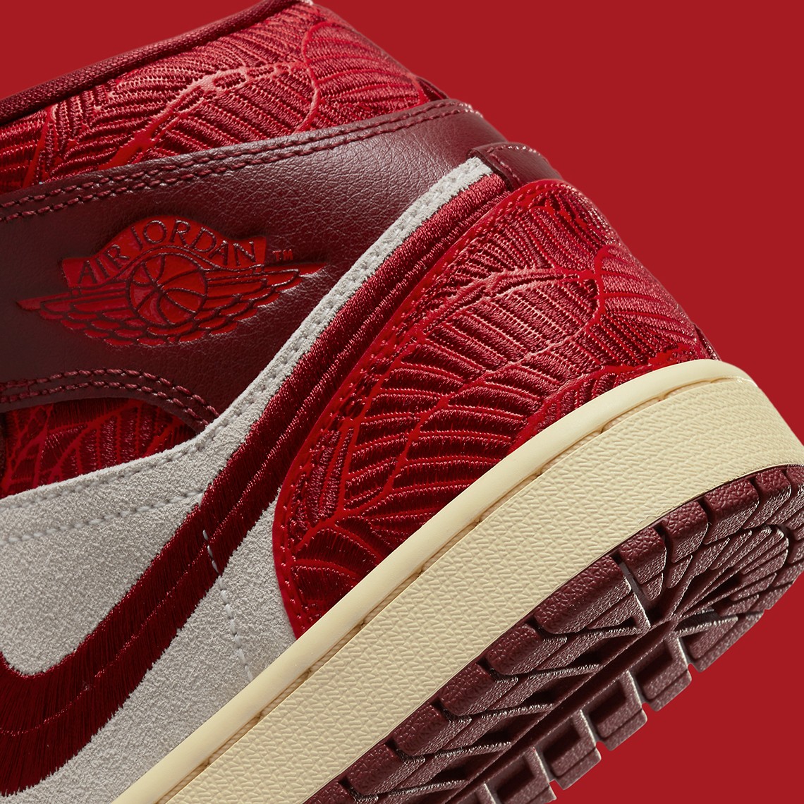 Air Jordan 1,AJ1,DZ2820-601 超华丽刺绣装扮!这双 AJ1 Mid 有点帅啊! Air Jordan 1,AJ1,DZ2820-601 超华丽刺绣装扮!这双 AJ1 Mid 有点帅啊!
