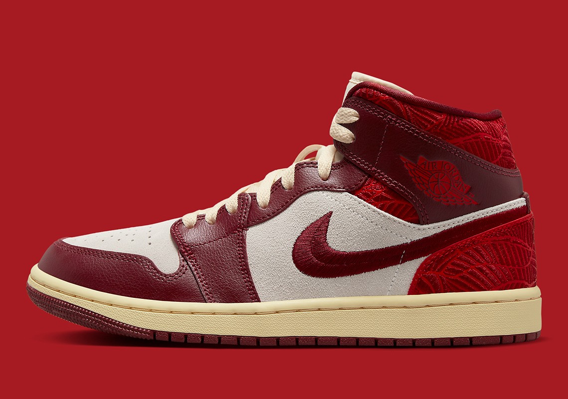Air Jordan 1,AJ1,DZ2820-601 超华丽刺绣装扮!这双 AJ1 Mid 有点帅啊! Air Jordan 1,AJ1,DZ2820-601 超华丽刺绣装扮!这双 AJ1 Mid 有点帅啊!